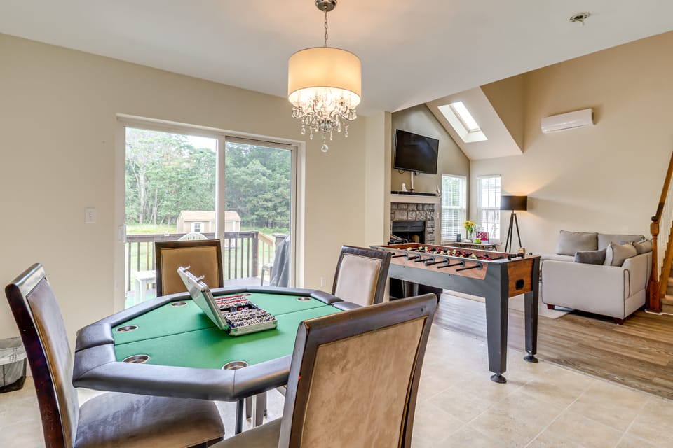 Family Retreat w/ 2 Game Rooms & Deck in Long Pond House in Pocono Mountains