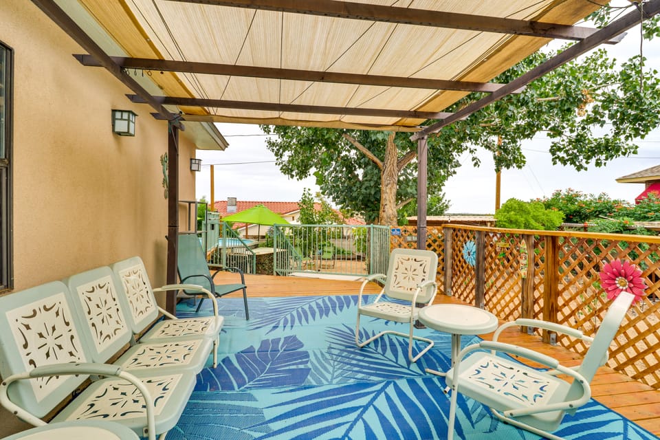 Outdoor Bar & Large Pool: Retro ABQ Retreat! House in Rio Rancho