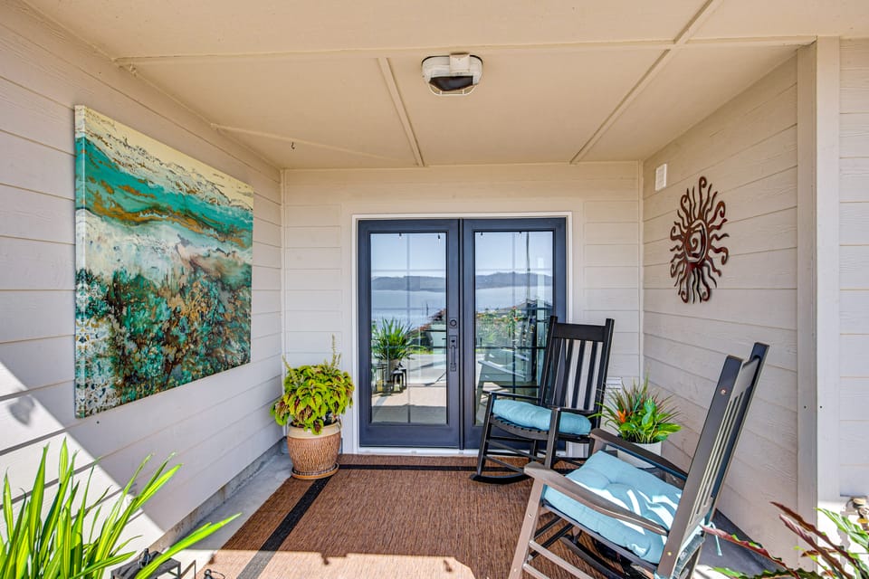 Puget Sound Views: Des Moines Apt w/ Patio Apartment in Des Moines