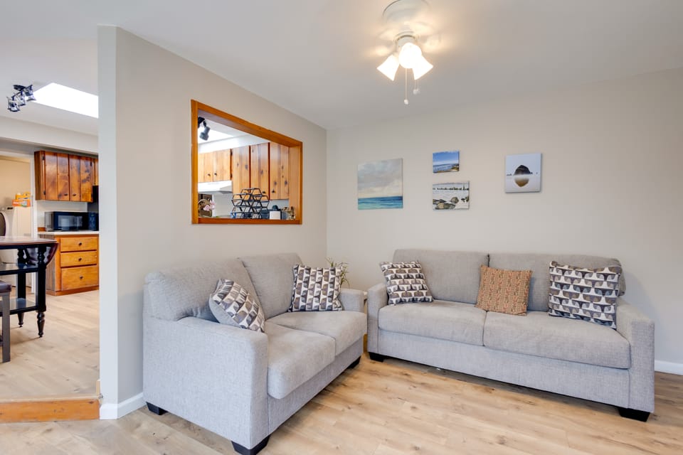 Walk to Main Avenue: Cozy Unit in Warrenton Apartment in Washington