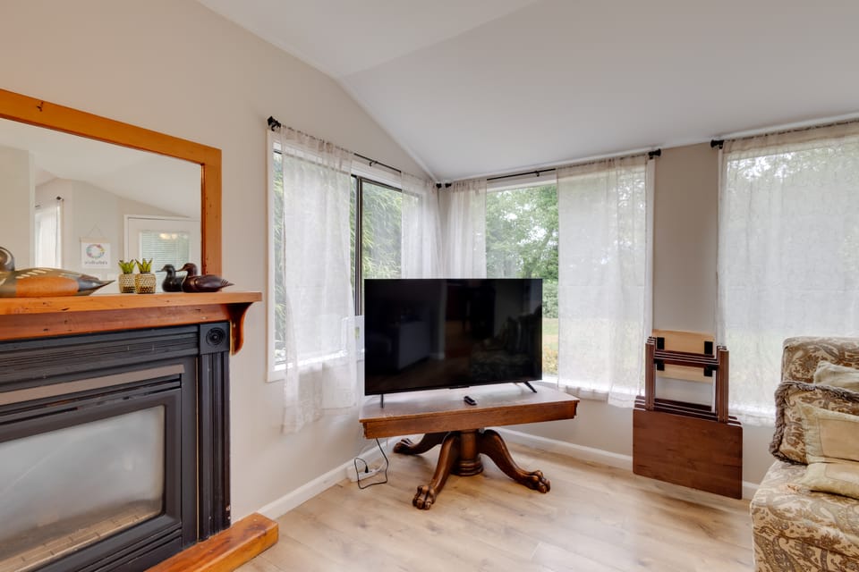 Walk to Main Avenue: Cozy Unit in Warrenton Apartment in Washington