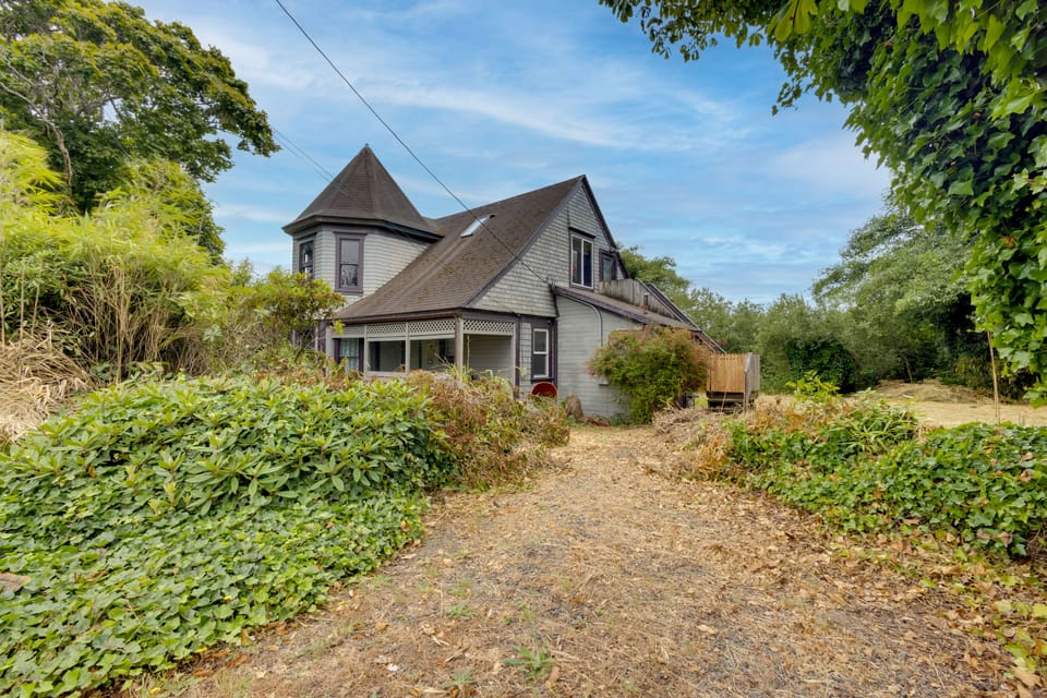 Walk to Main Avenue: Cozy Unit in Warrenton Apartment in Washington