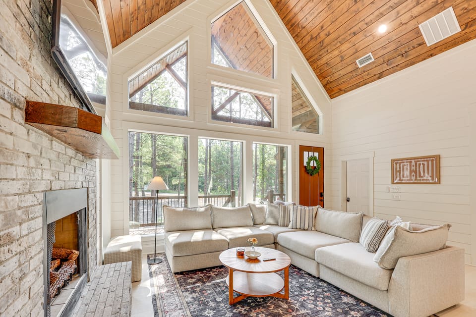 Private Hot Tub: Cabin 13 Mi to Broken Bow Lake House in Oklahoma