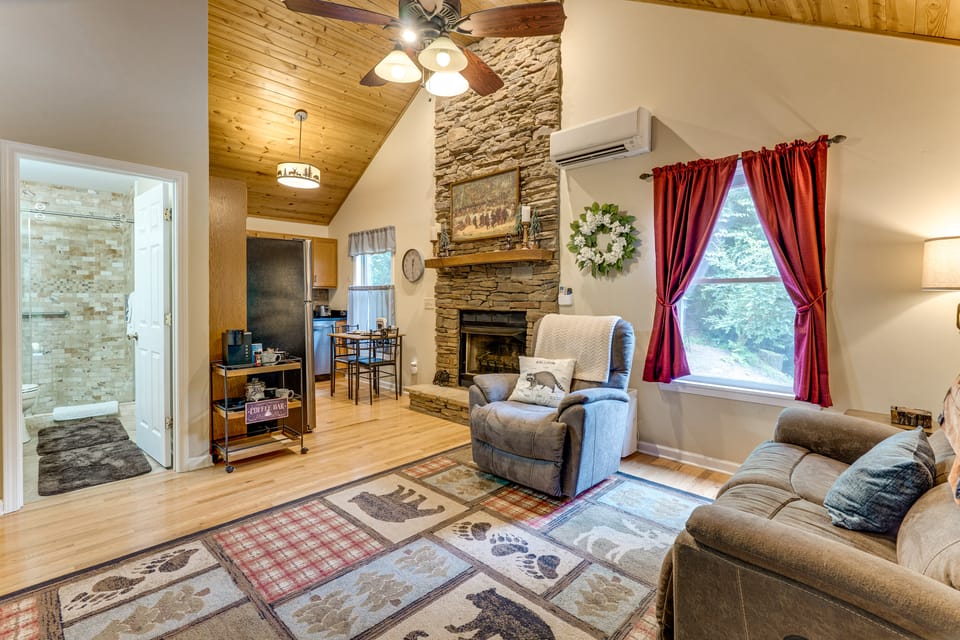 Creekside Smokies Cabin 8 Mi to Murphy House in Tennessee