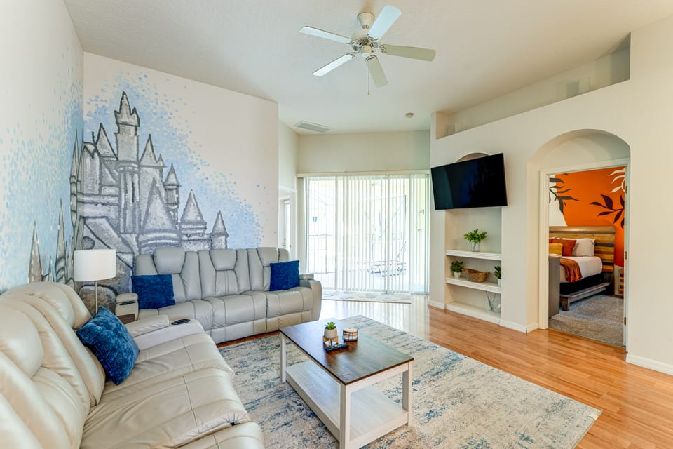 Walk to Tower Lake: Family Home in Gated Community House in Haines City