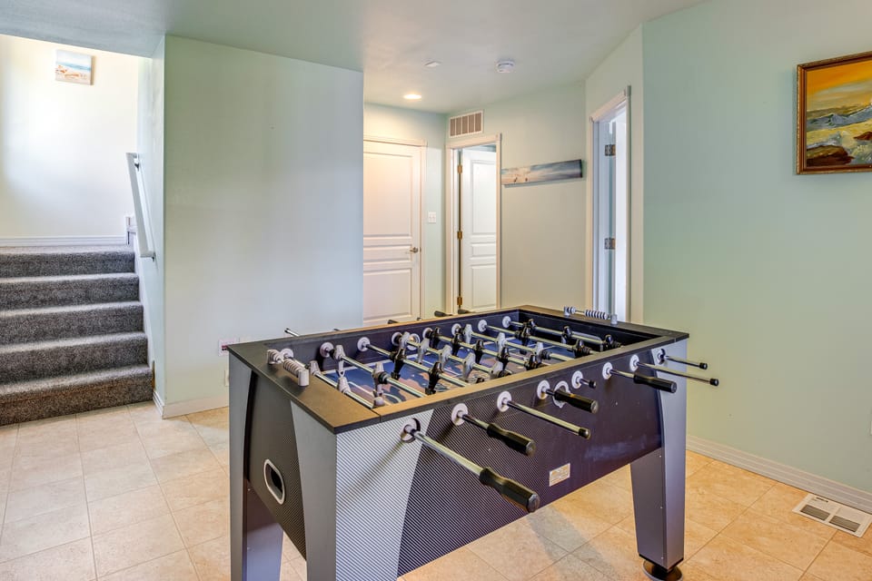 Walk to Shore: Home w/ Deck in Rockaway Beach! Apartment in Washington