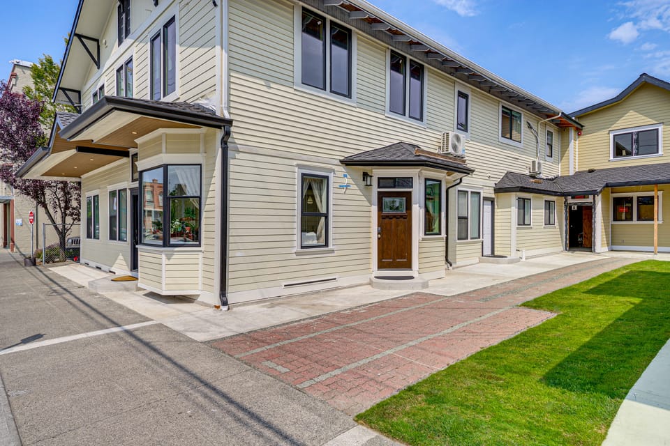 Walk to Beach & Shops: Dtwn Anacortes Apartment! Apartment in Anacortes