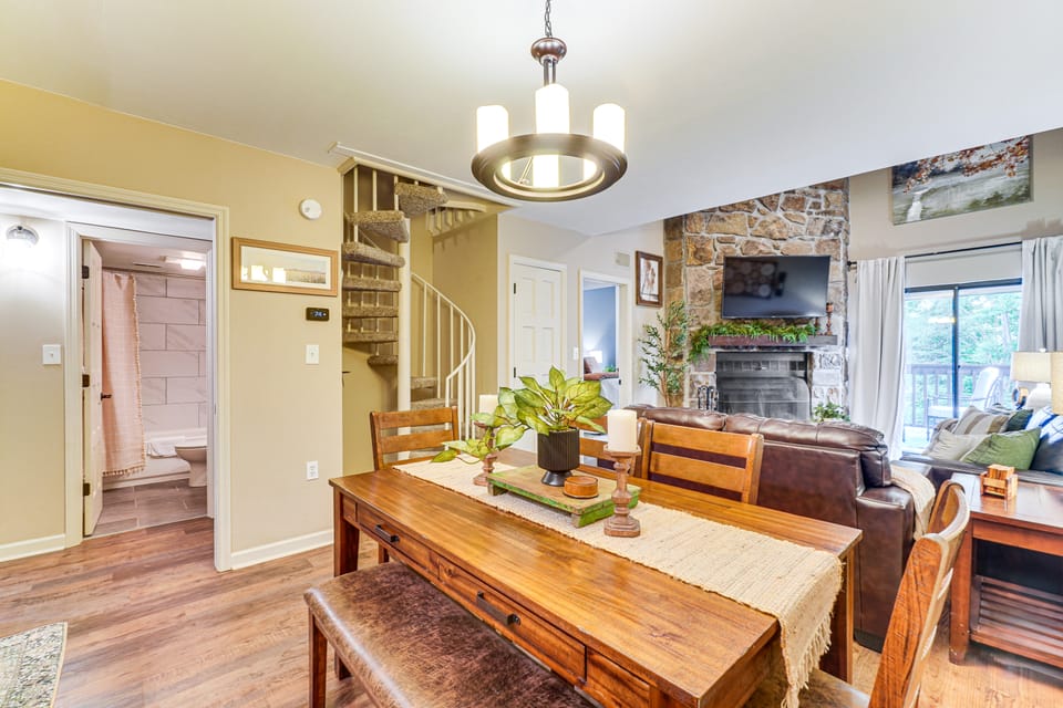Ski, Hike & Explore: Mtn-View Haven in Gatlinburg! Apartment in Gatlinburg