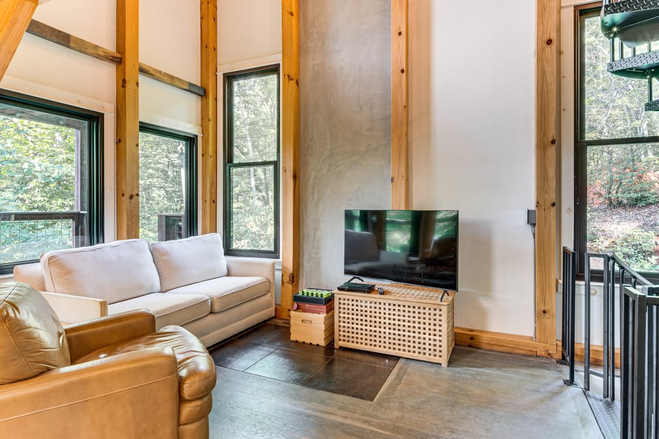 Hot Tub & Mtn Views: Modern Old Fort Hideaway! House in Tennessee