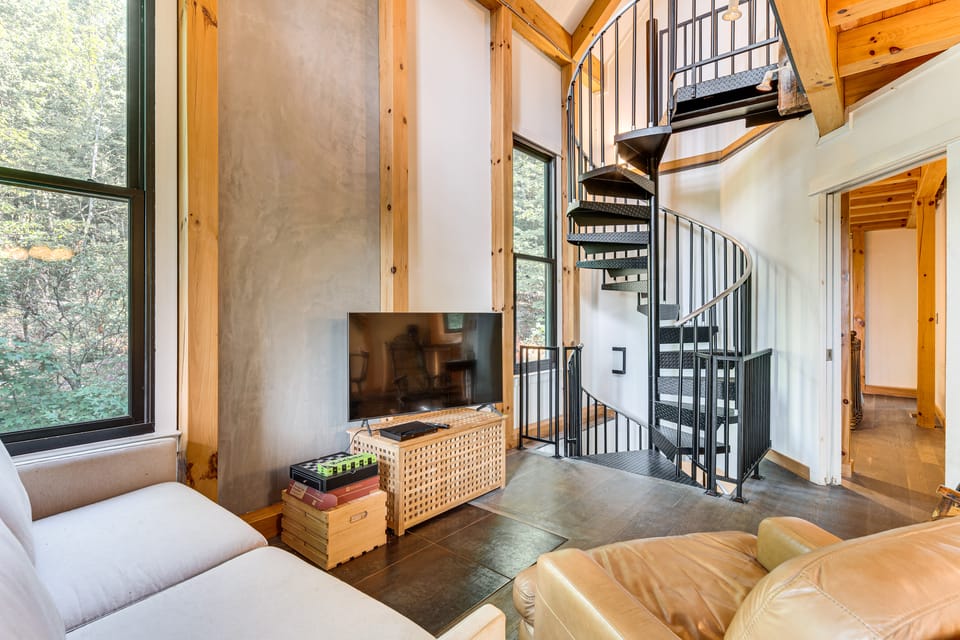 Hot Tub & Mtn Views: Modern Old Fort Hideaway! House in Tennessee