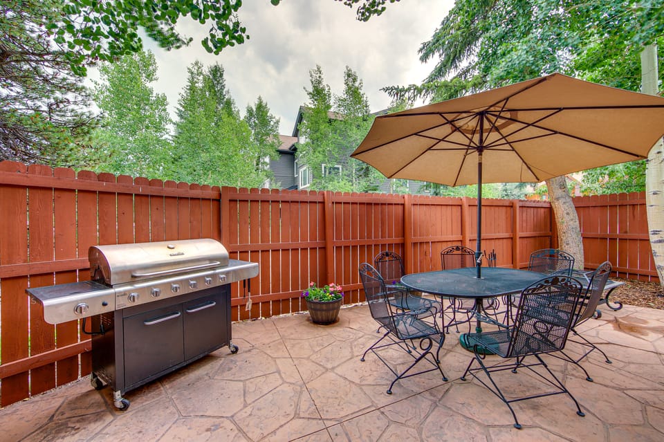 Walk to Ski Shuttle: Dtwn Frisco Gem w/ Fireplace! Apartment in Frisco