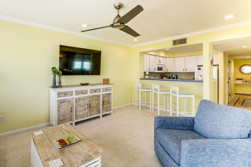 Marina Views, Walk to Beach: Atlantic Beach Condo! Apartment in Indian Beach