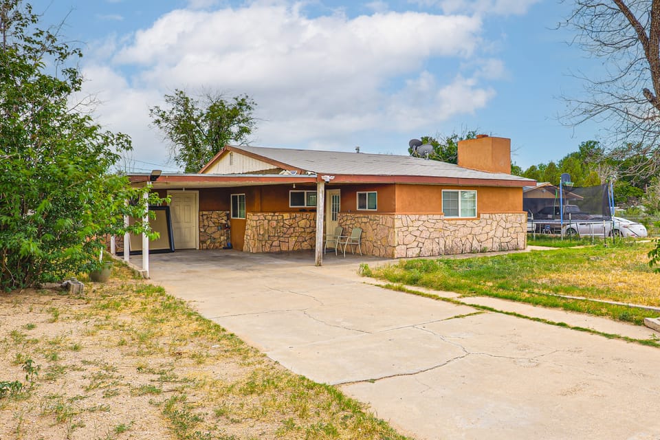Cozy Home w/ Patio 24 Miles to Carlsbad Caverns NP House in Carlsbad