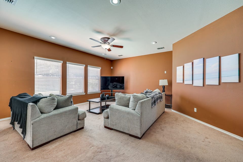 Private Theater & Pool: Spacious Mission Home House in Mission