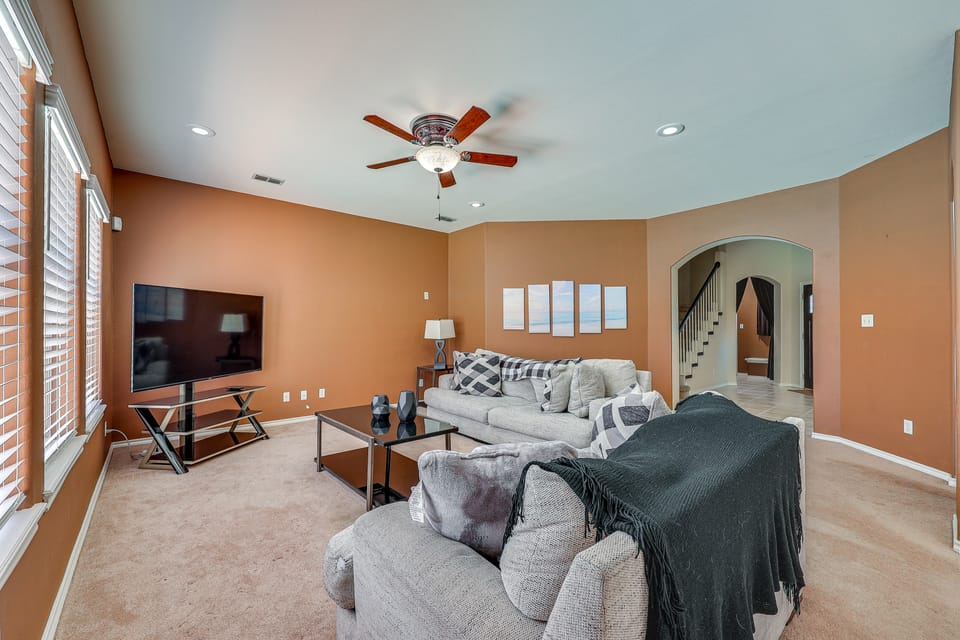 Private Theater & Pool: Spacious Mission Home House in Mission