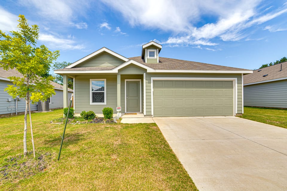 ~ 10 Mi to Dallas Hospitals: Stylish Home w/ Yard! House in Mesquite