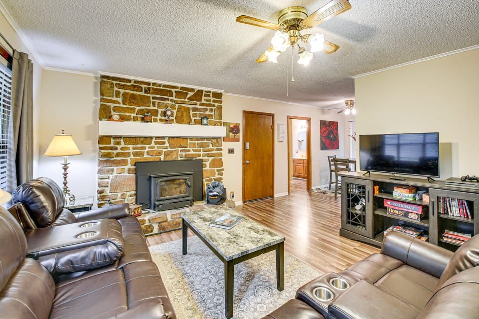 1/2 Mi to DeSoto Lake: Hot Springs Village Home House in Garland County