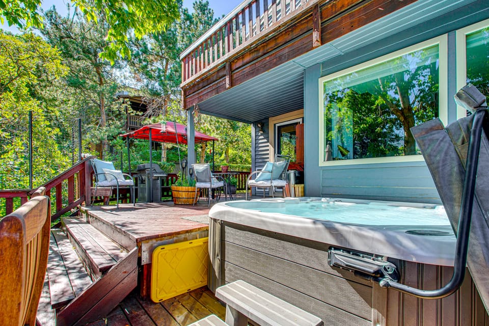 Hot Tub & Mtn Views: Charming Utah Canyon Retreat House in Sandy