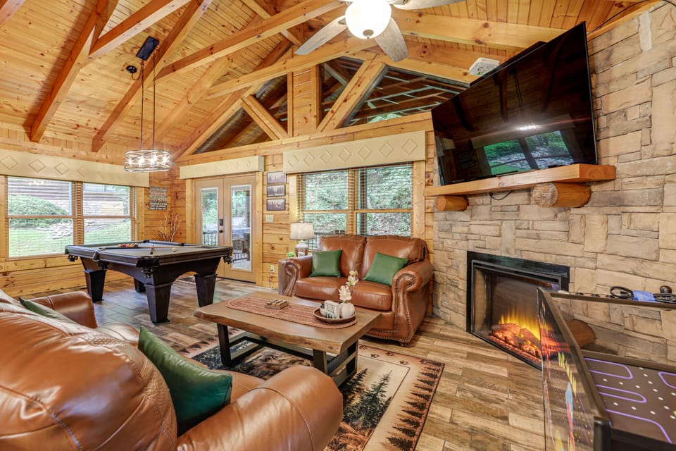 1 Mi to Dtwn Gatlinburg: Hot Tub Haven in Smokies! House in Gatlinburg