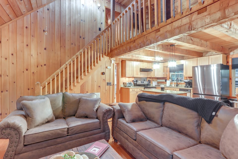 Near Hiking Trails: Hot Tub Haven in Ellijay! House in Georgia