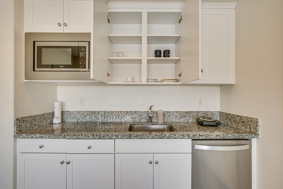 Cozy Desert Sanctuary 9 Mi to Mojave Narrows Park! Apartment in Victorville