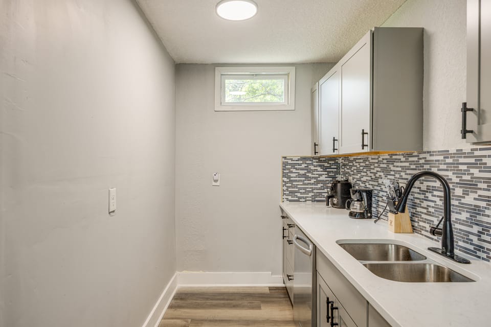 < 1 Mi to EverBank Stadium: Retreat w/ Yard! House in Jacksonville