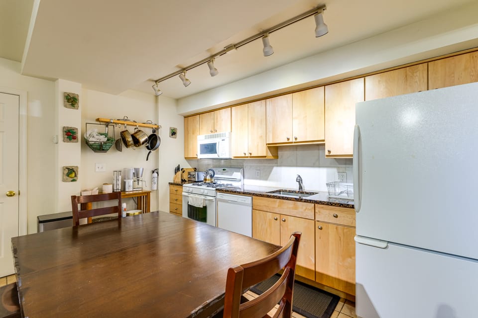 1/2 Mi to Metrobus Stop! Walkable Petworth Duplex Apartment in District of Columbia