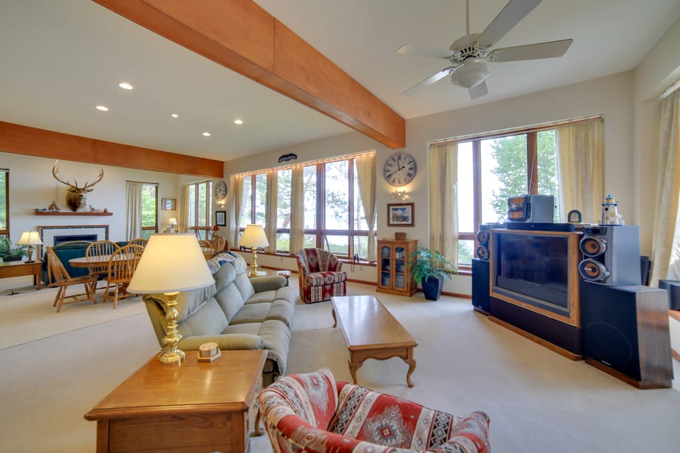 Lakefront Lookout! Private Sand Beach on Superior House in Big Bay