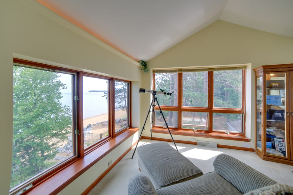 Lakefront Lookout! Private Sand Beach on Superior House in Big Bay