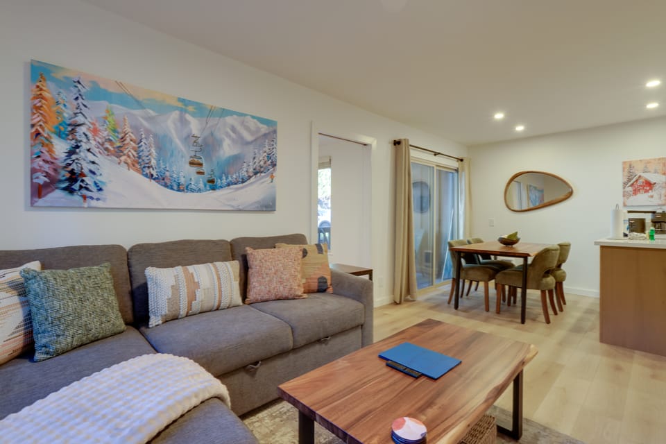 Walk to Mammoth Village: Chic Mountain Suite 101 Apartment in Mammoth Lakes