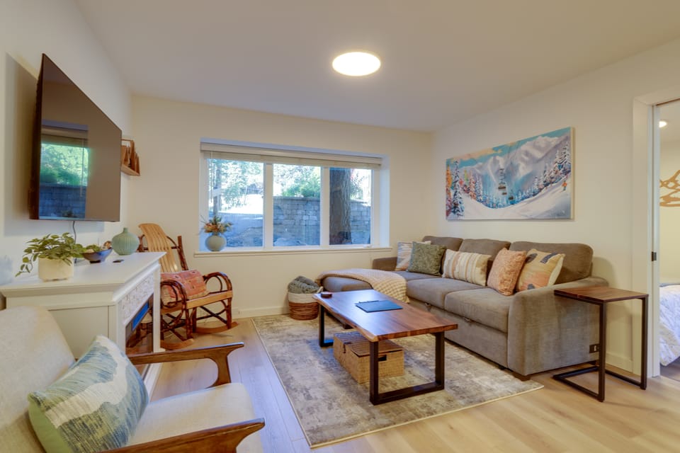 Walk to Mammoth Village: Chic Mountain Suite 101 Apartment in Mammoth Lakes