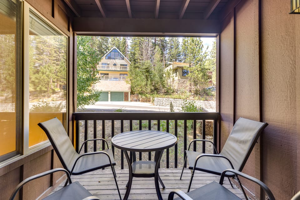 Walk to Mammoth Village: Chic Mountain Studio Apartment in Mammoth Lakes