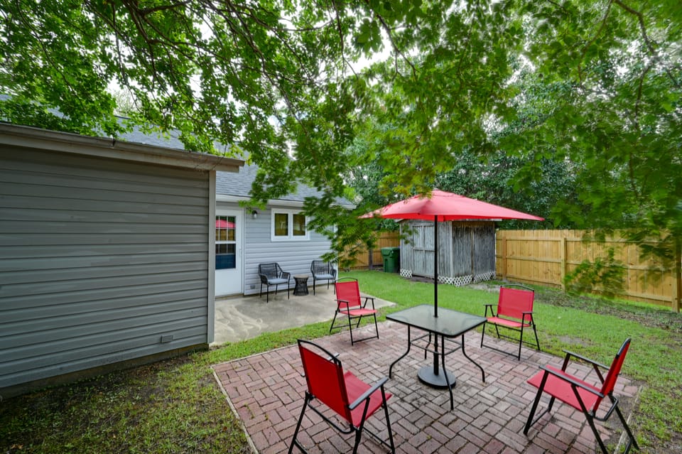 Game Day Ready: Greenville Stay w/ Patio Dining Apartment in Greenville