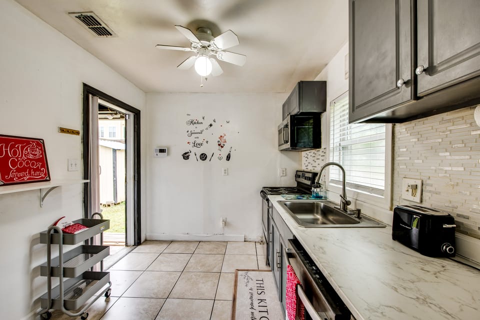 Walkable to FSU Campus: Cozy Retreat w/ Deck! House in Tallahassee