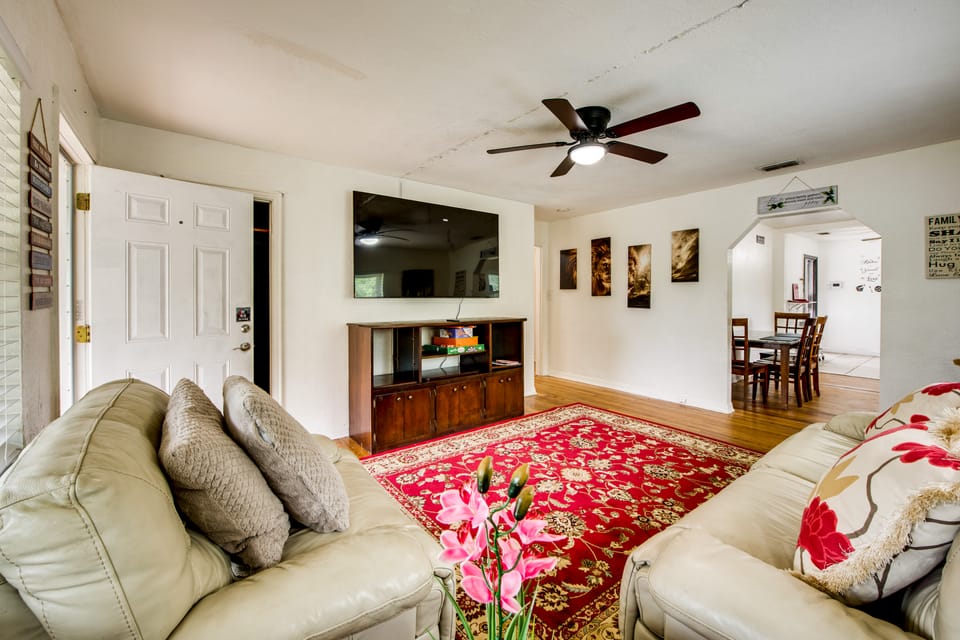 Walkable to FSU Campus: Cozy Retreat w/ Deck! House in Tallahassee