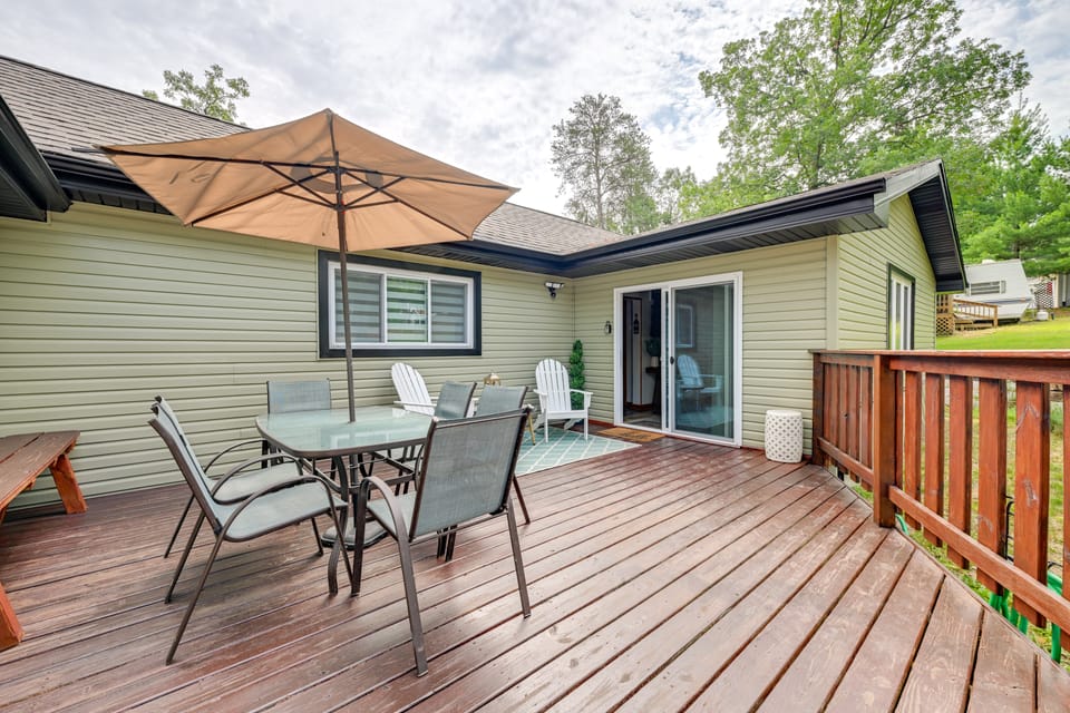 Private Hot Tub, Deck! Group Getaway in Friendship House in Castle Rock Lake