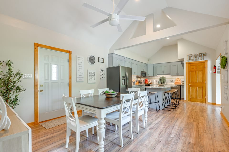 Private Hot Tub, Deck! Group Getaway in Friendship House in Castle Rock Lake