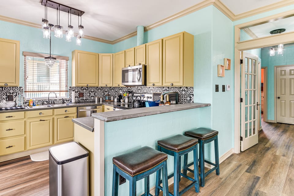 Walk to the Ocean: Family Retreat in Crystal Beach House in Bolivar Peninsula