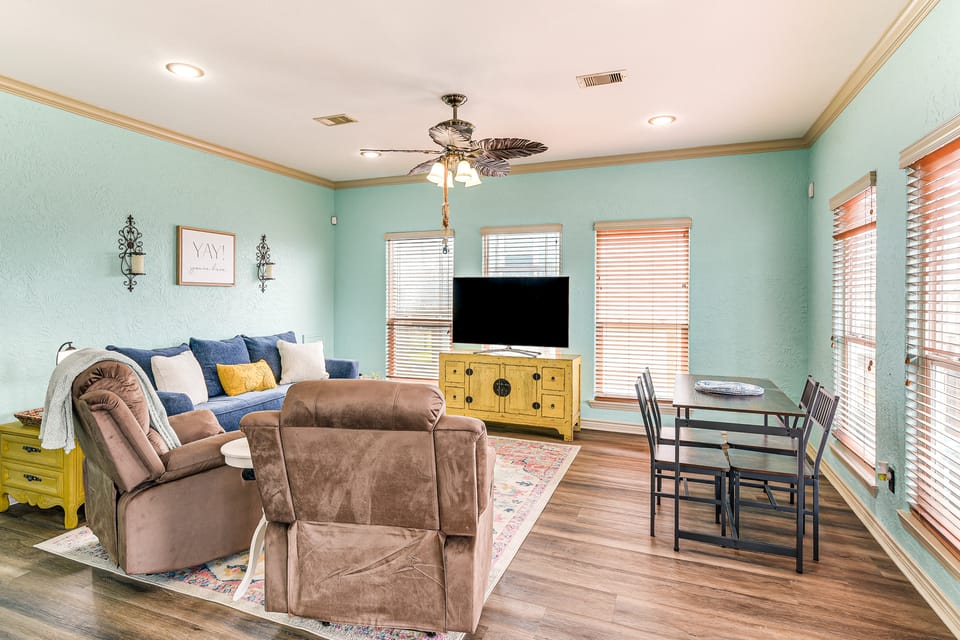 Walk to the Ocean: Family Retreat in Crystal Beach House in Bolivar Peninsula