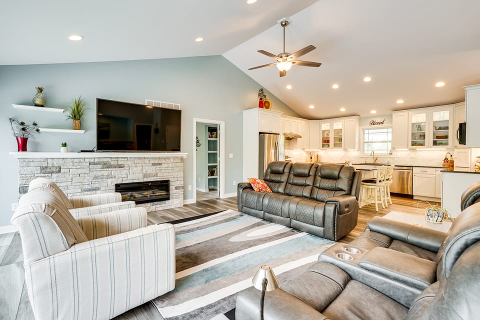 4 Mi to Dtwn: Ohio River Valley Home w/ Deck! House in Indiana