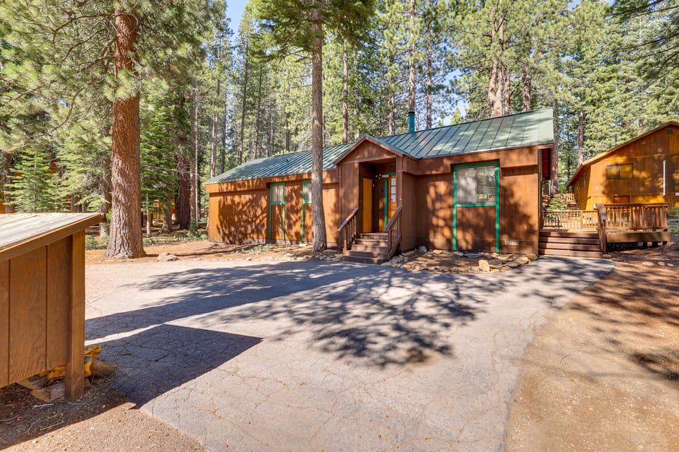 Quiet Truckee Retreat w/ Deck, 5 Mi to Donner Lake House in Truckee