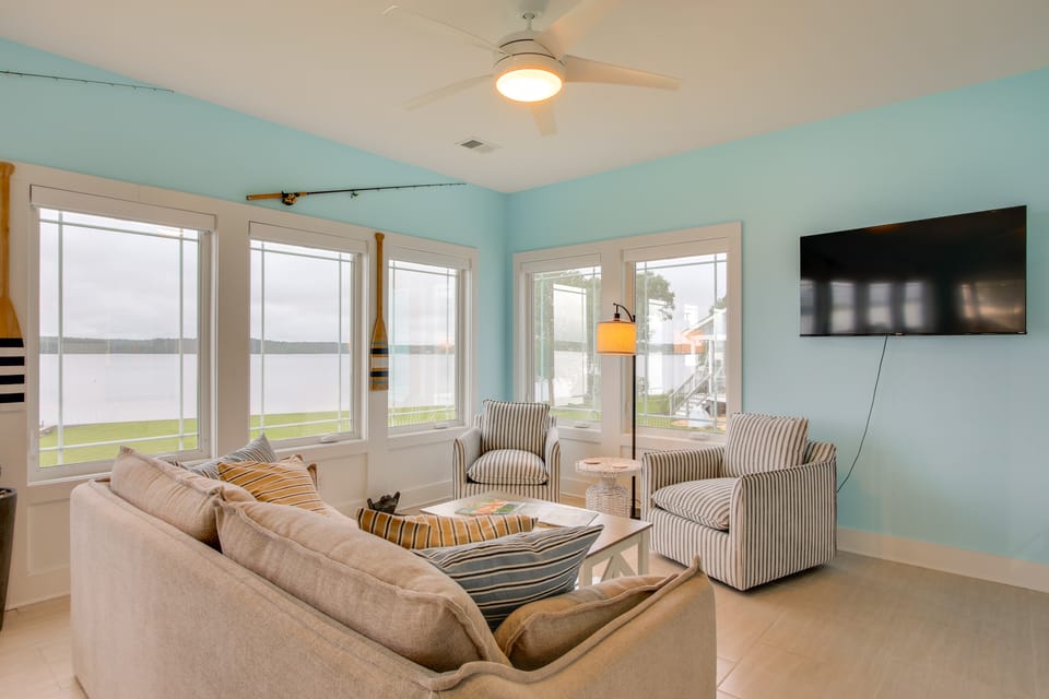 Lakefront Home w/ Hot Tub & Dock in Cross Hill! House in Lake Greenwood