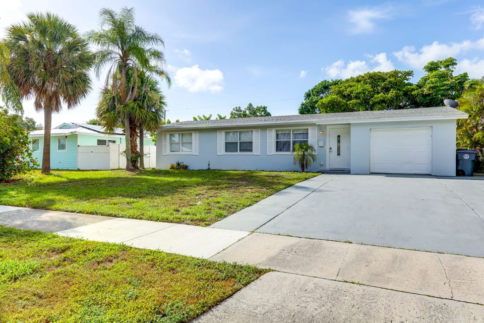 3 Mi to Riviera Beach! Group-Friendly Home w/ Yard House in Lake Park