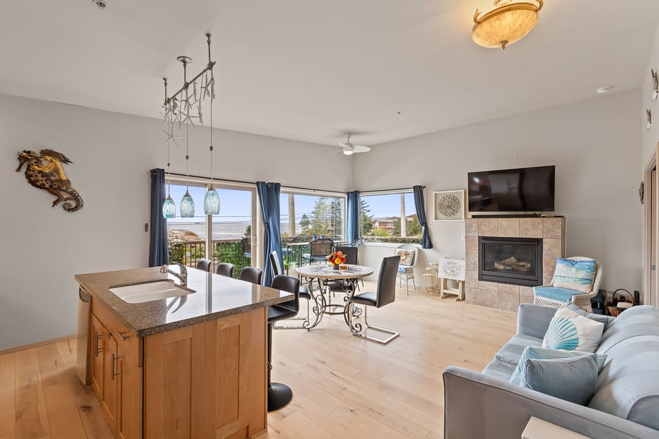 Steps to Pirate Cove: Oregon Coast Condo w/ View Apartment in Depoe Bay