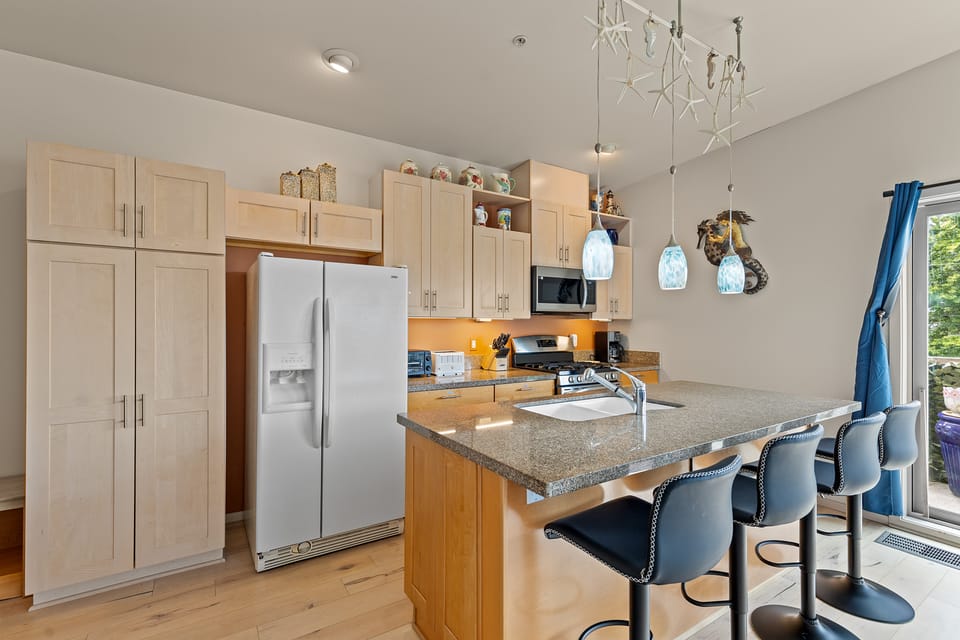 Steps to Pirate Cove: Oregon Coast Condo w/ View Apartment in Depoe Bay