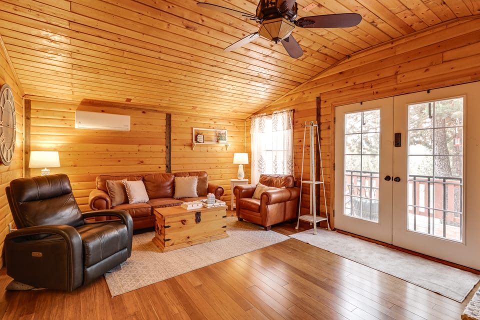 Private Hot Tub & Fire Pit: Pine Cabin Near Hiking House in Pine
