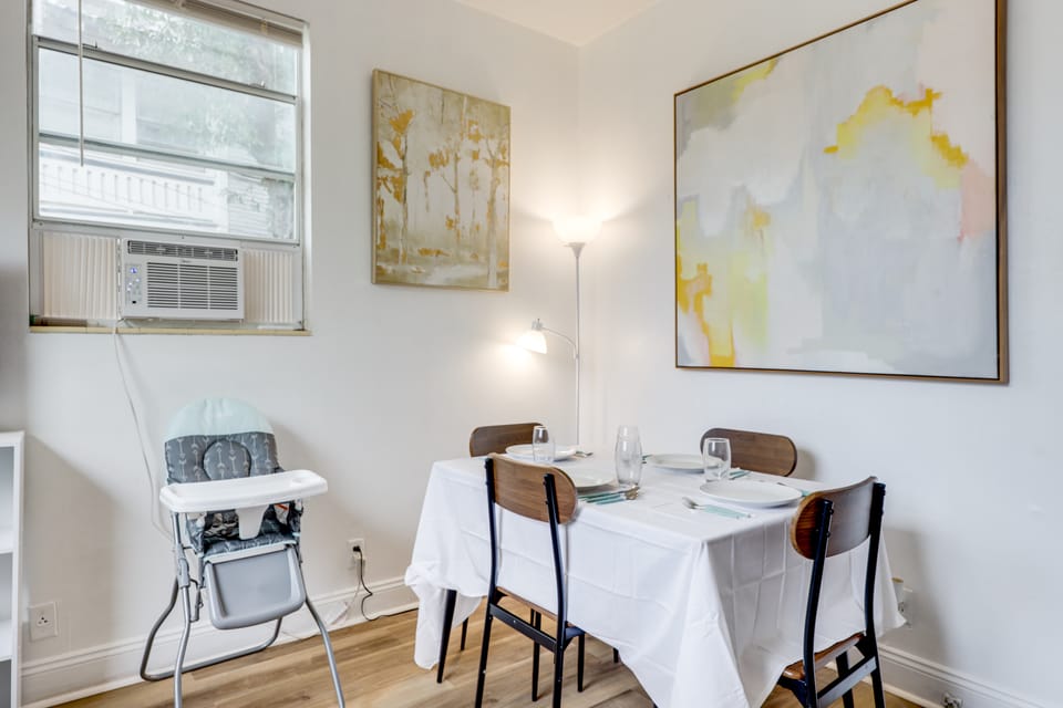 Steps to Food & Shops: Cozy Condo in Jacksonville! Apartment in Jacksonville