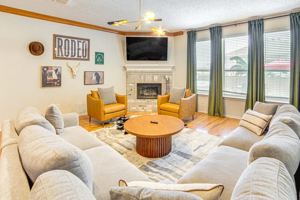 Group-Friendly Grand Prairie Home w/ Perks! House in Arlington