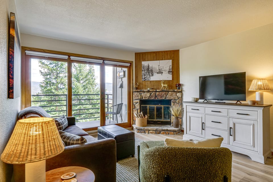 Ski & Adventure Base: Mtn-View Silverthorne Condo Apartment in Wildernest