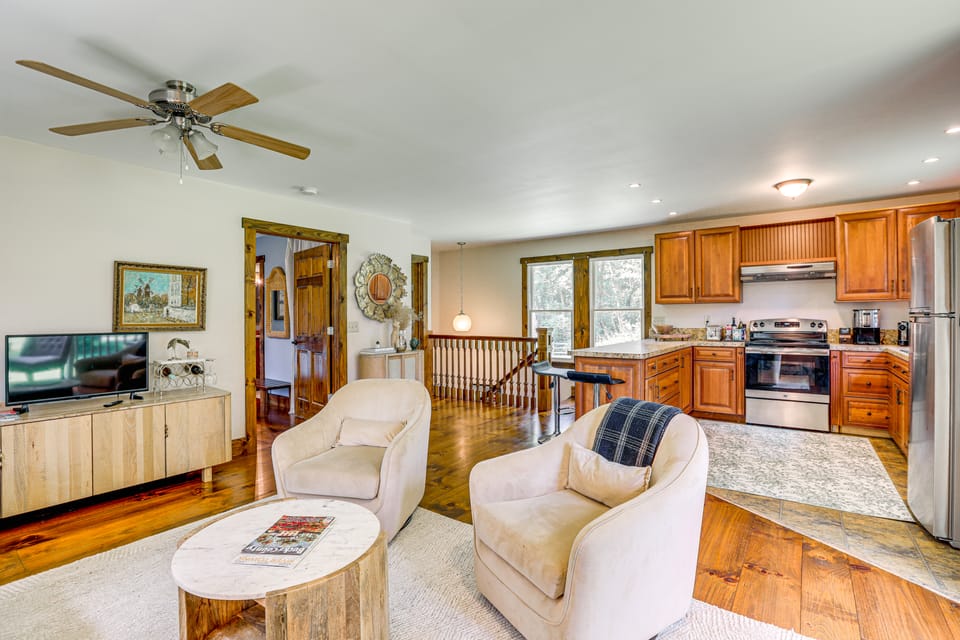 Walk to River: Couple’s Retreat in Kintnersville! Cottage in New Jersey